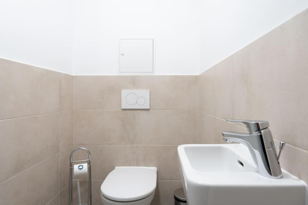 1Br Haven With Swift City Access By Hm ウィーン エクステリア 写真
