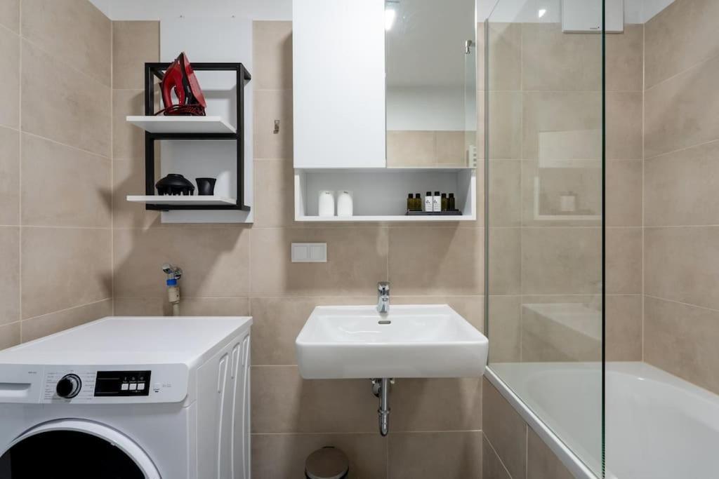 1Br Haven With Swift City Access By Hm ウィーン エクステリア 写真