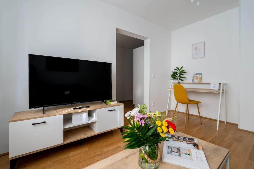 1Br Haven With Swift City Access By Hm ウィーン エクステリア 写真
